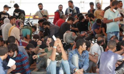 Migranti sbarcati in Sicilia dopo essere stati soccorsi a bordo di un peschereccio al largo della Libia (© ANSA)
