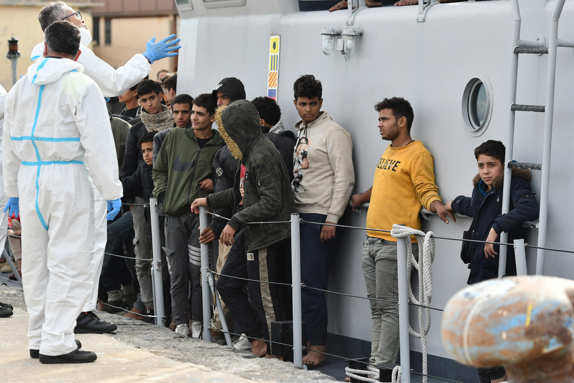 Sbarco al molo Norimberga di Messina di 148 migranti (© ANSA)