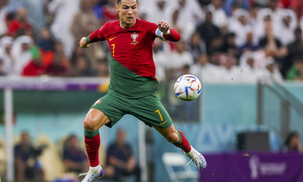Cristiano Ronaldo con la maglia della nazionale portoghese (© ANSA)