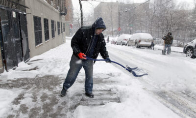 Uomo che spala la neve a New York (© Depositphotos)