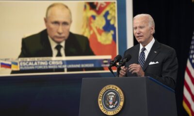 Il presidente degli Stati Uniti, Joe Biden. Sullo sfondo il presidente della Federazione russa, Vladimir Putin (© Ansa)