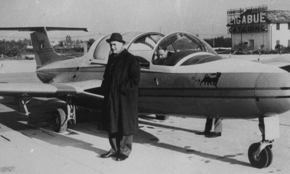 Enrico Mattei davanti al suo aereo con il simbolo AGIP (© ANSA)