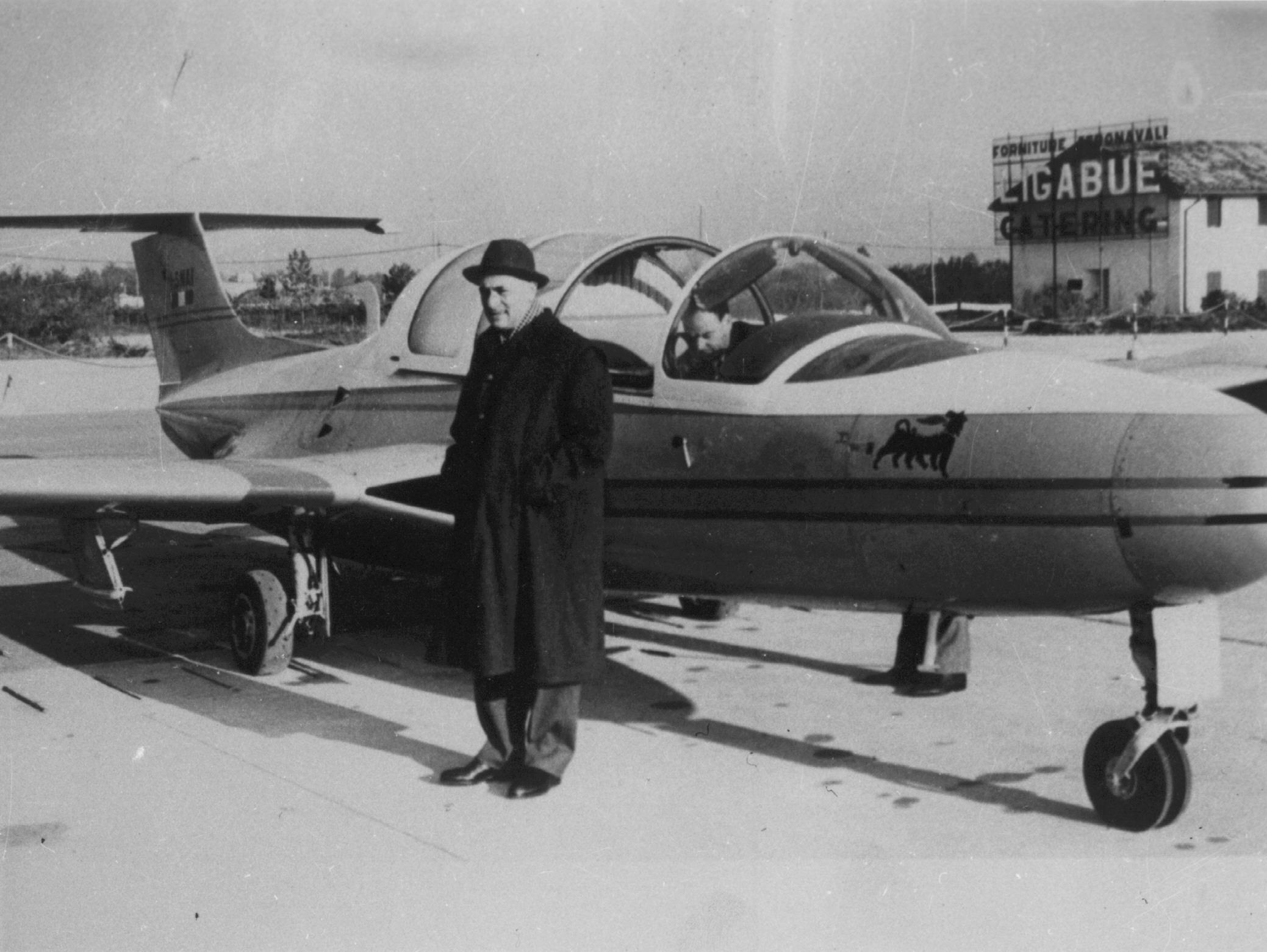 Enrico Mattei davanti al suo aereo con il simbolo AGIP (© ANSA)