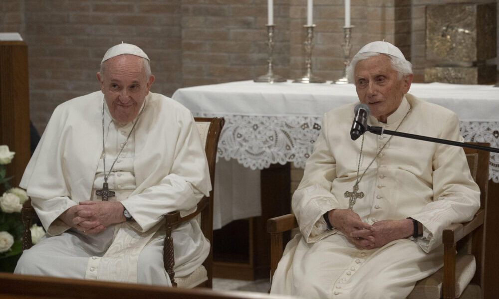 Papa Francesco con Papa Bendetto XVI (© ANSA)