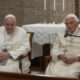 Papa Francesco con Papa Bendetto XVI (© ANSA)