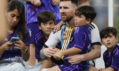 Festa in campo con la famiglia per Leo Messi (© ANSA)