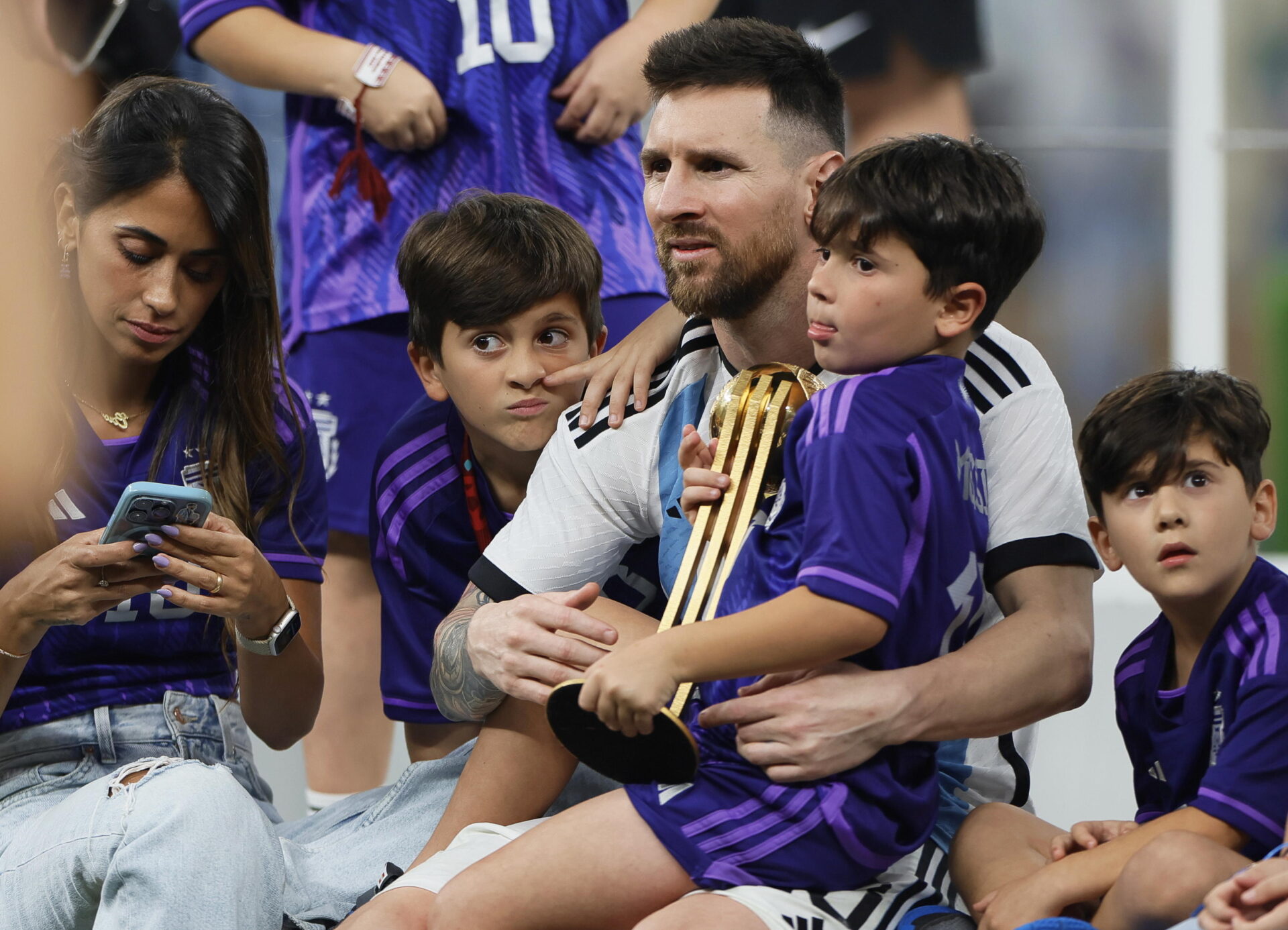 Festa in campo con la famiglia per Leo Messi (© ANSA)