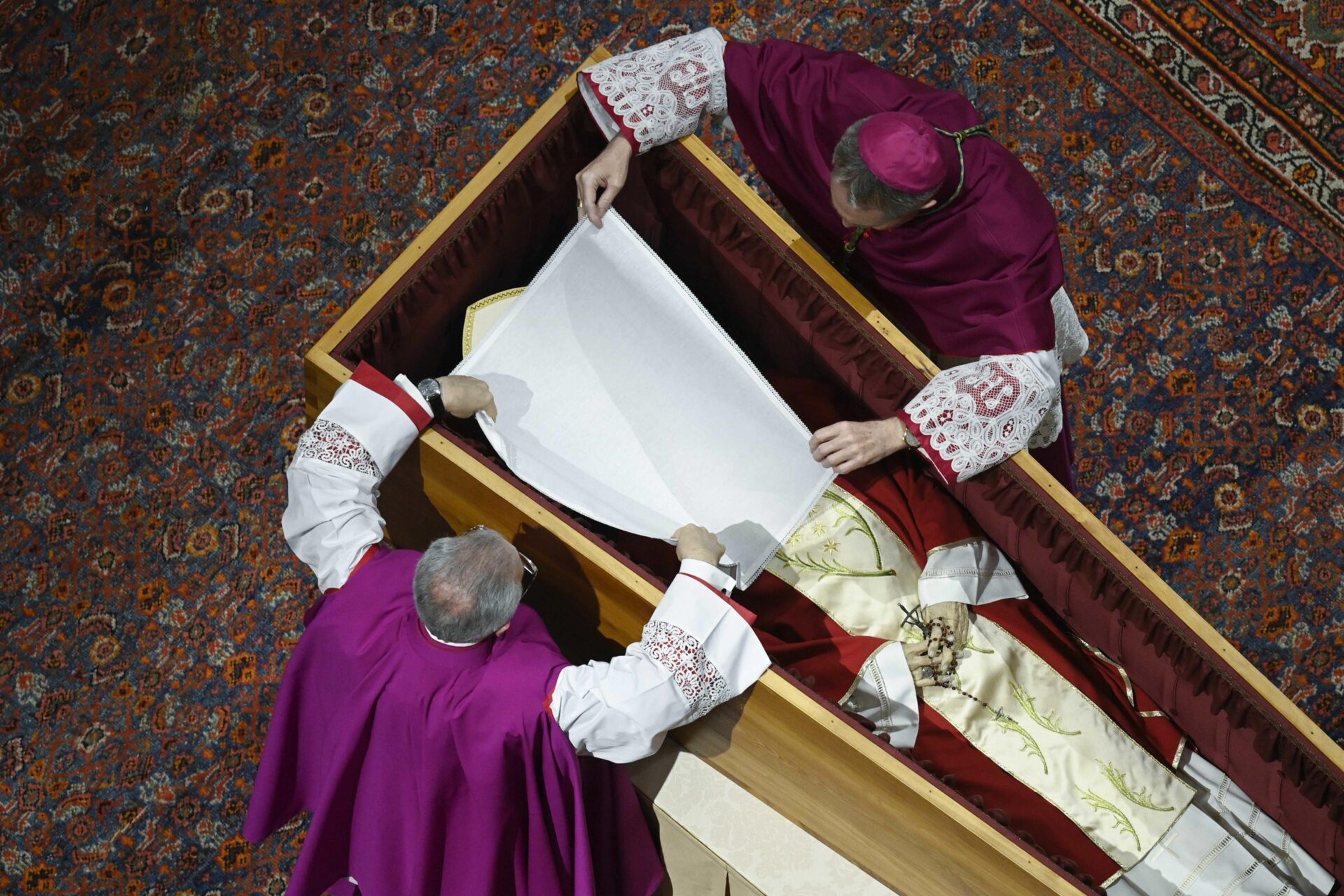 Papa Ratzinger: la chiusura della bara (© ANSA)