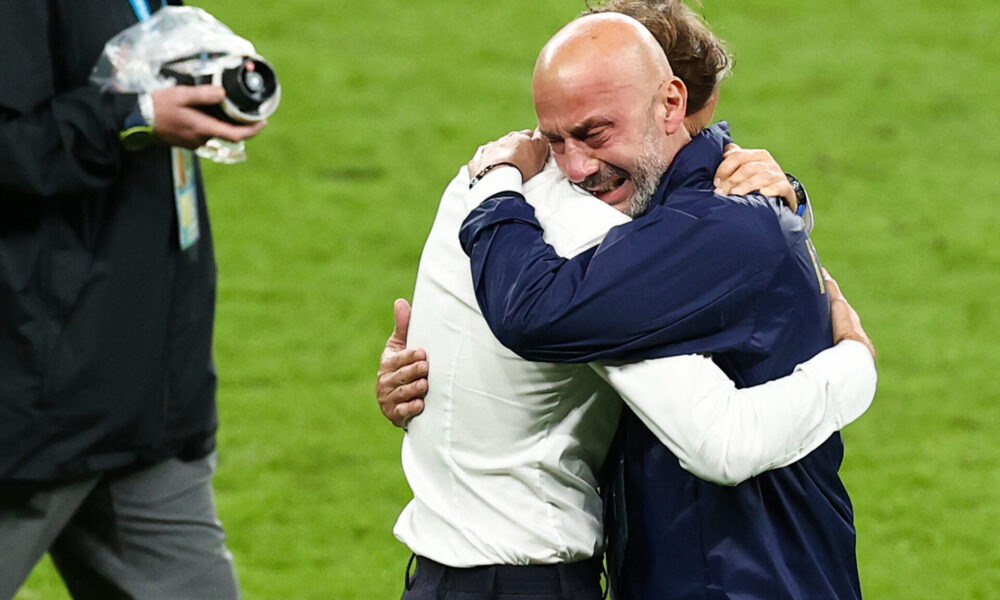 L'abbraccio tra Gianluca Vialli e Roberto Mancini dopo la vittoria agli europei (© ANSA)
