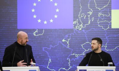 Da destra a sinistra: Charles MICHEL (Presidente del Consiglio Europeo), Volodymyr ZELENSKYY (Presidente dell'Ucraina)
