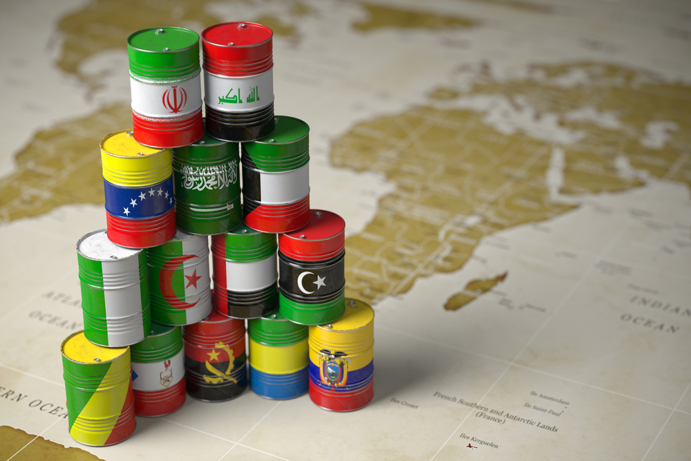 Barili di petrolio con le bandere dei paesi OPEC