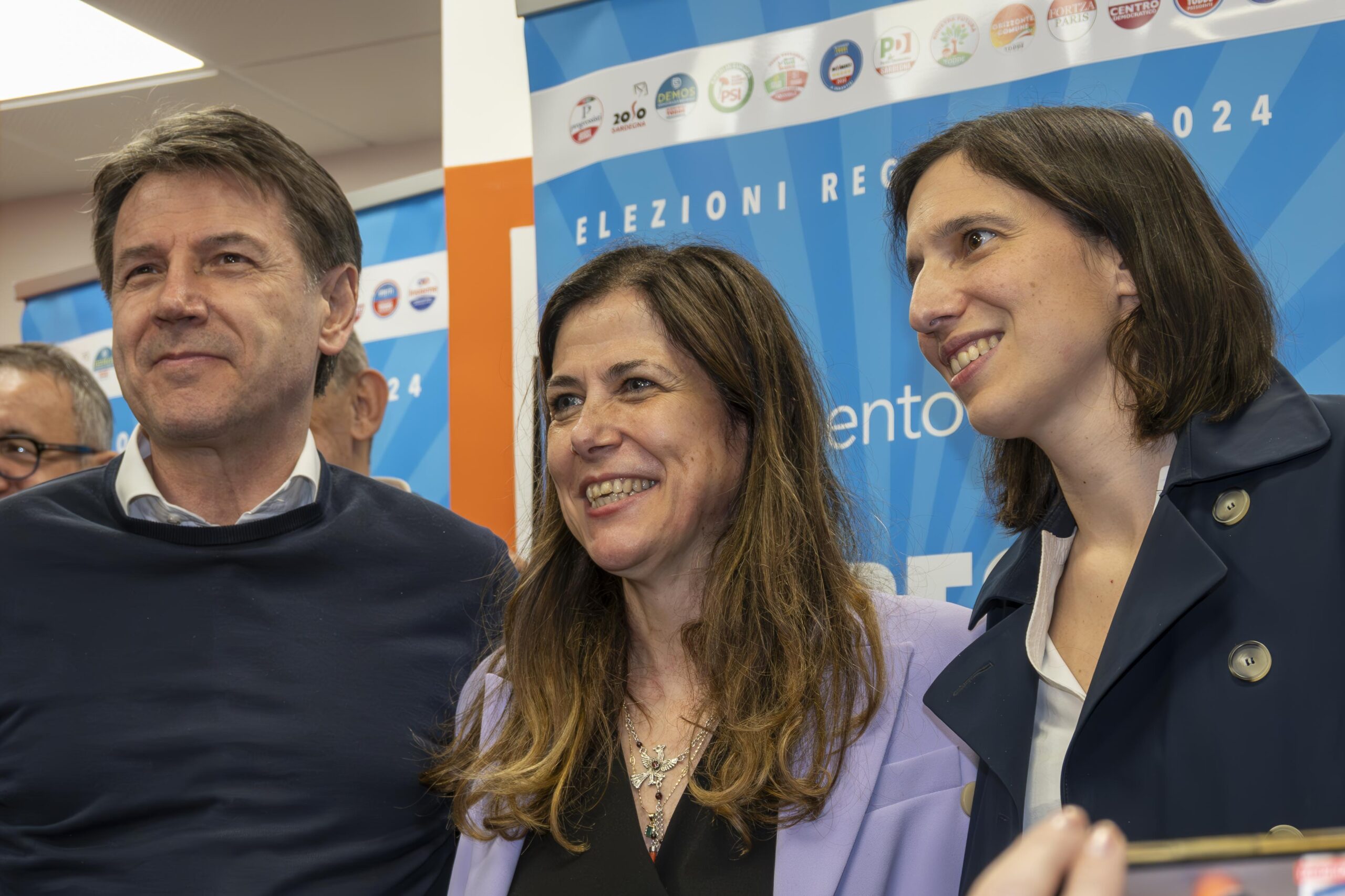 La presidente eletta della Sardegna Alessandra Todde al centro tra Elly Schlein e Giuseppe Conte, segretari rispettivamente del Pd e del M5s (© Fotogramma)