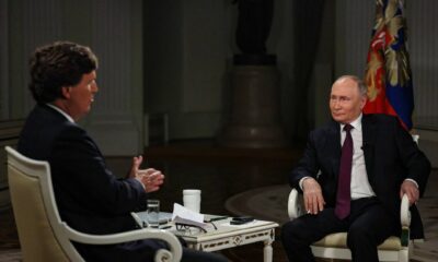 Il presidente della Federazione russa, Vladimir Putin, intervistato dal giornalista televisivo americano Tucker Carlson (© Fotogramma)