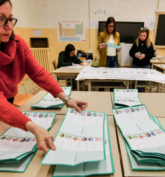 Lo spoglio delle ultime elezioni regionali in Abruzzo (© Fotogramma)