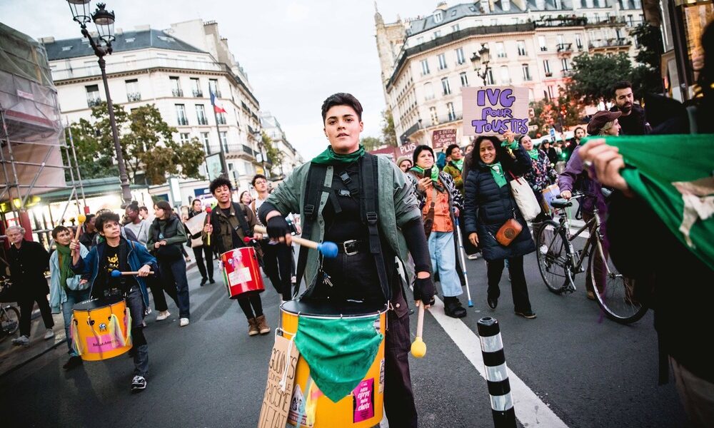 Donne manifestano per le strade di Parigi per il diritto all'aborto