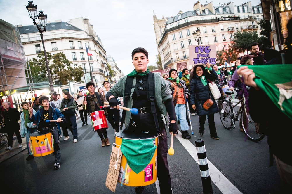 Donne manifestano per le strade di Parigi per il diritto all'aborto