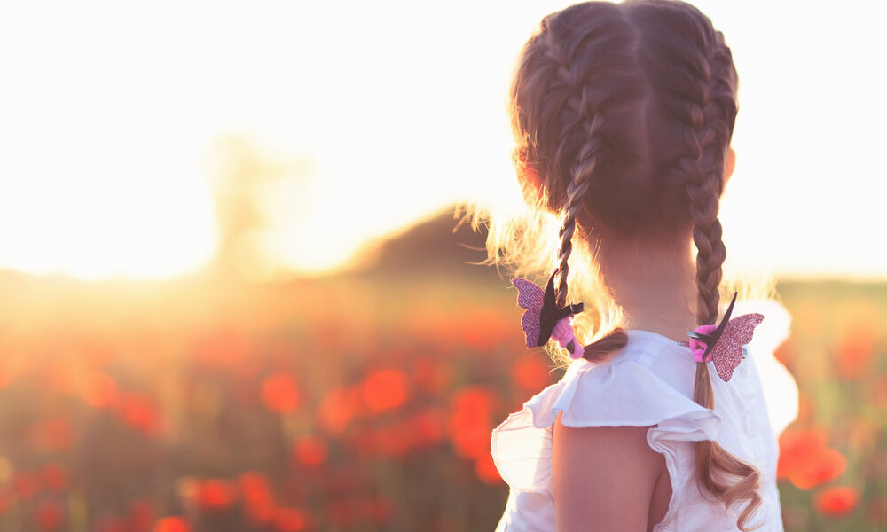 Bambina tra i fiori (© Depositphotos)