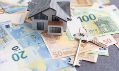 Casa in miniatura e banconote di diversi tagli in Euro
