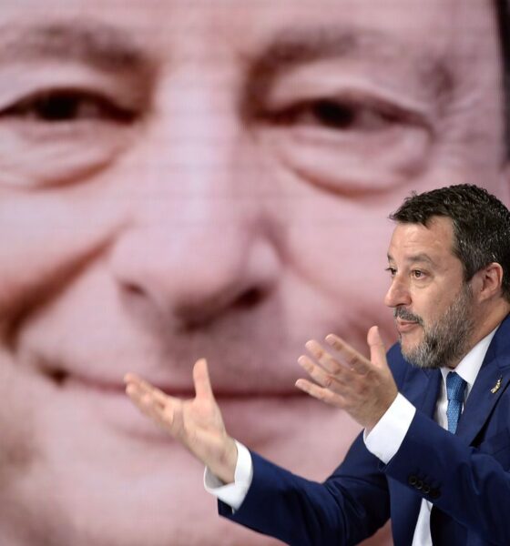 Matteo Salvini ospite di "Porta a Porta" con Mario Draghi sullo sfondo