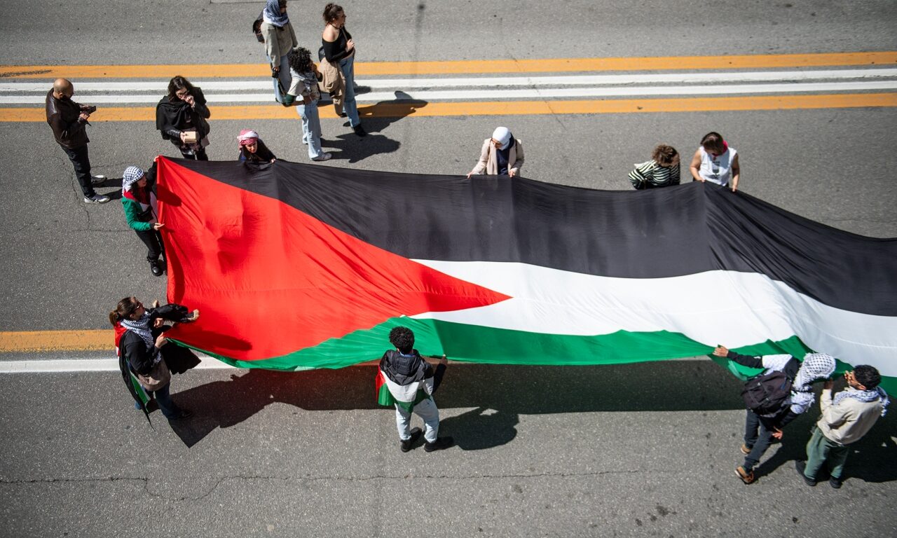 Attivisti pro Palestina in un corteo a Bologna