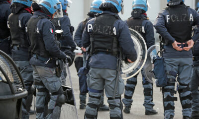 Polizia in tenuta antisommossa