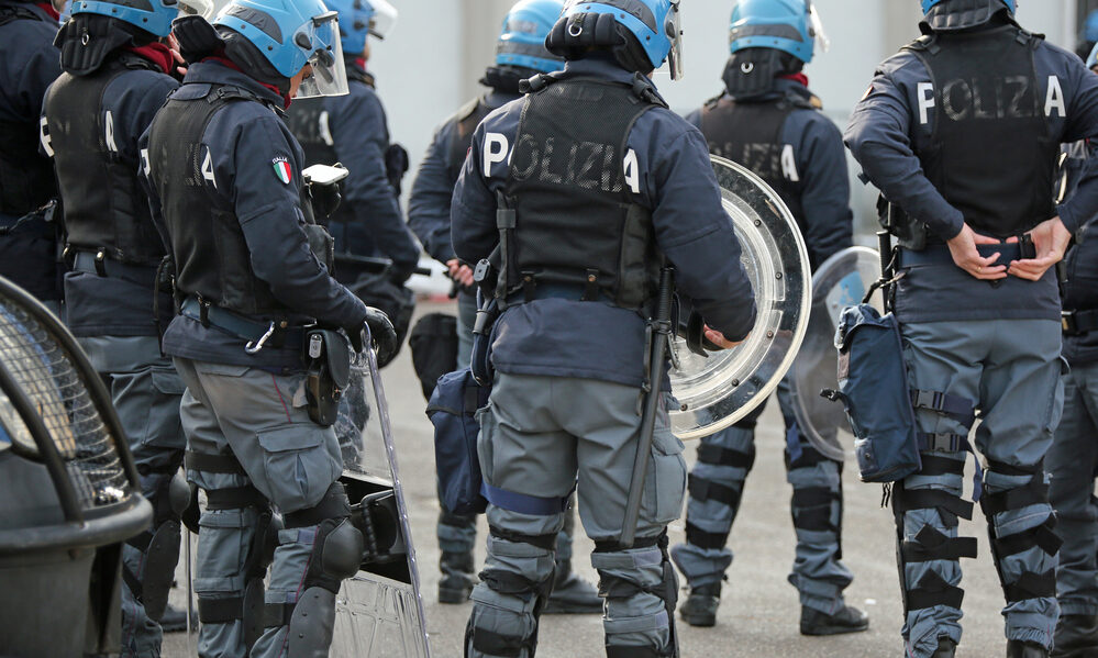 Polizia in tenuta antisommossa