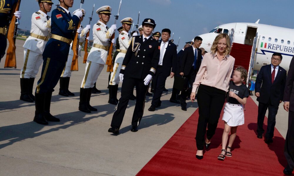 Il presidente del Consiglio, Giorgia Meloni, con la figlia Ginevra, durante la sua prima visita in Cina