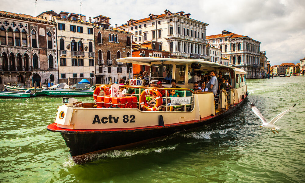 Vaporetto sul Canal Grande a Venezia