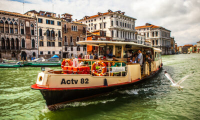 Vaporetto sul Canal Grande a Venezia