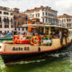 Vaporetto sul Canal Grande a Venezia