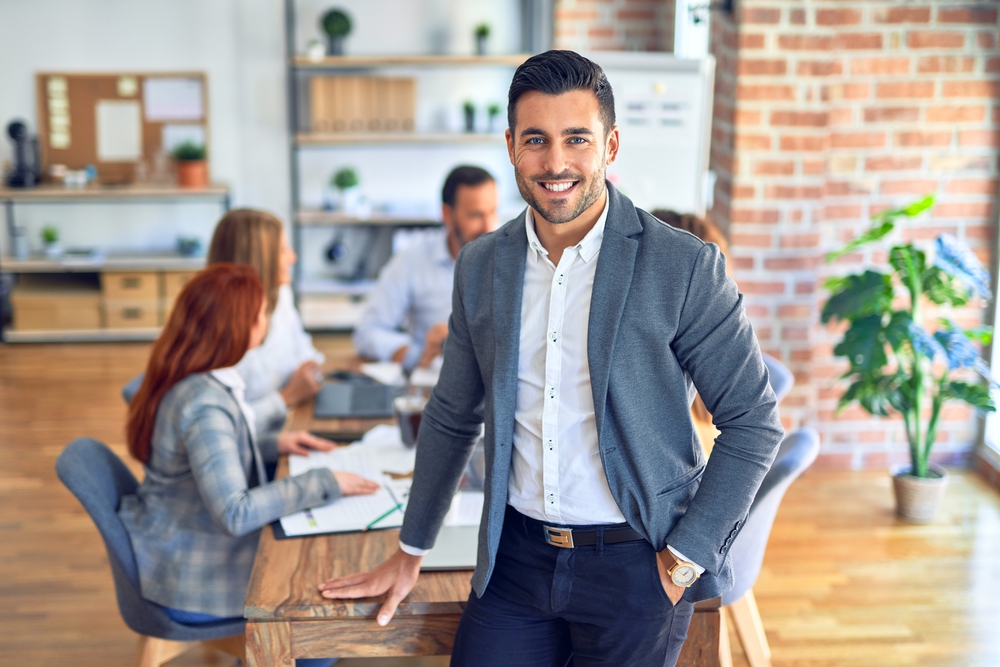 Gruppo di persone al lavoro in ufficio