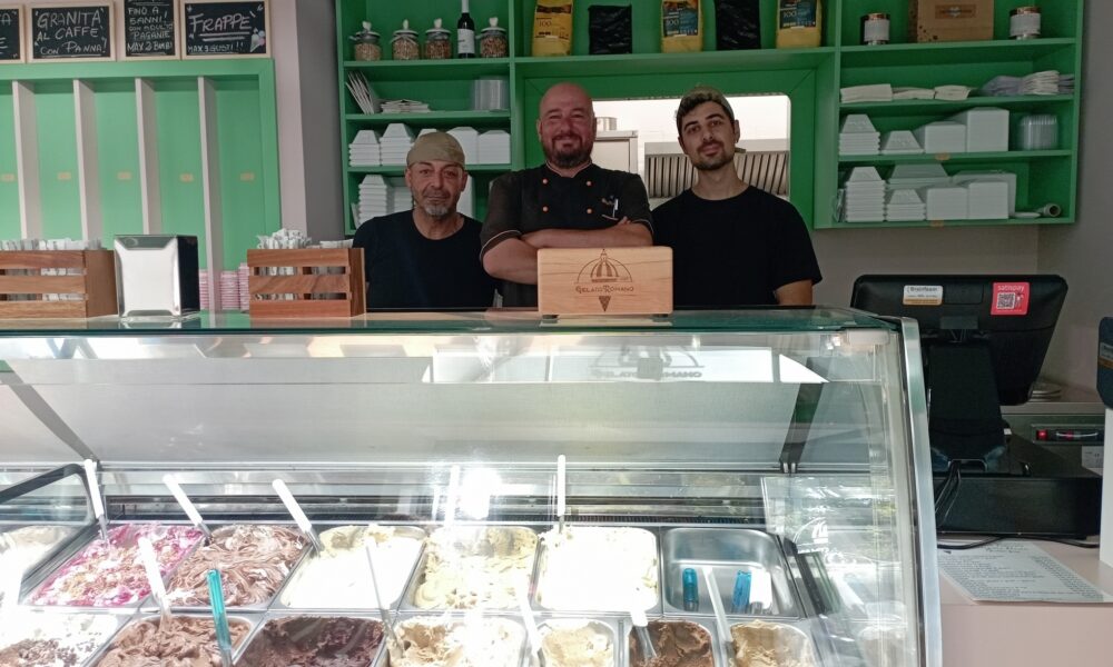 Simone Romano, che da poco più di un mese ha inaugurato la seconda filiale del suo Gelato Romano