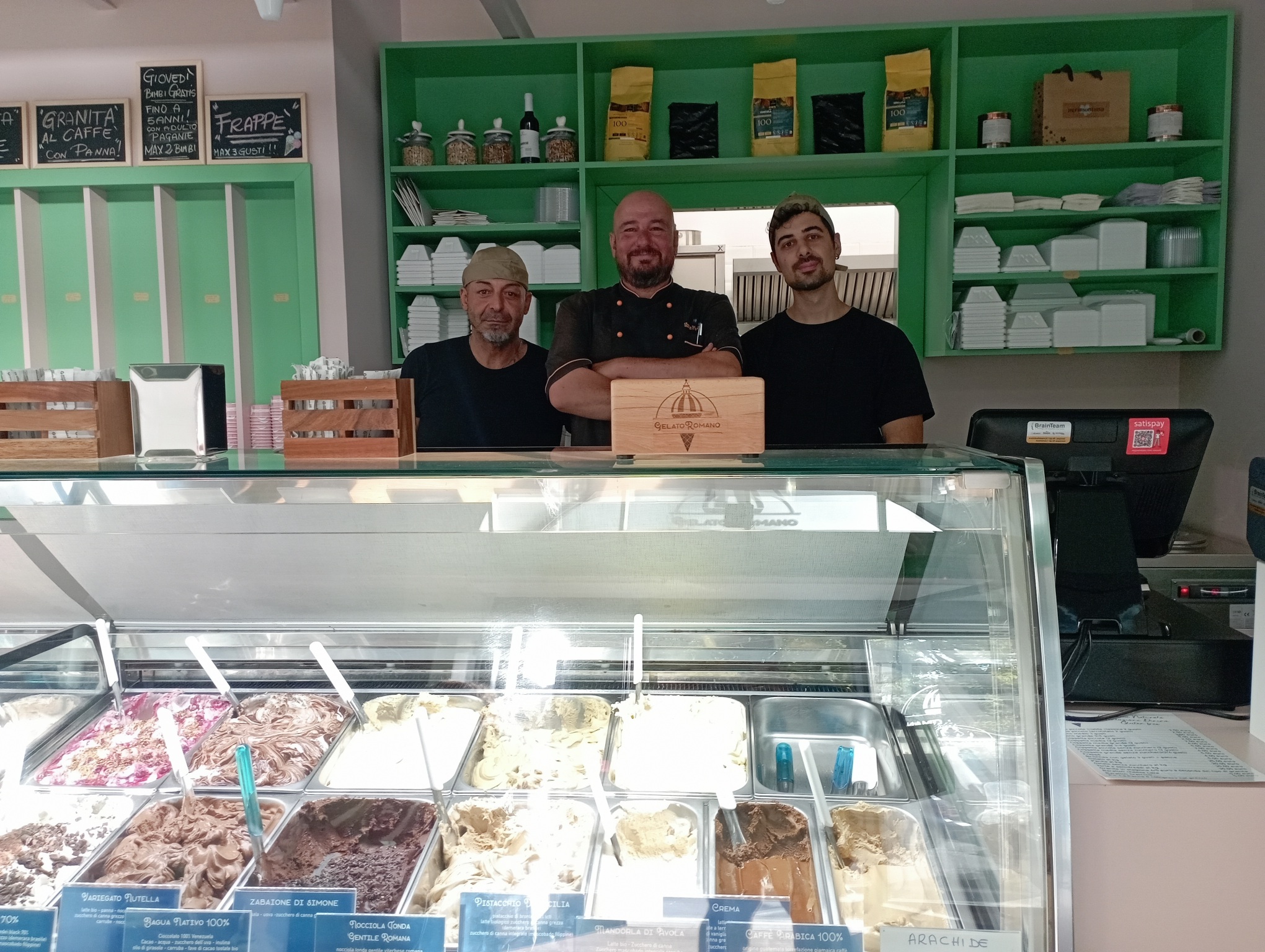 Simone Romano, che da poco più di un mese ha inaugurato la seconda filiale del suo Gelato Romano