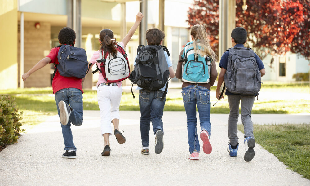 Ragazzi che tornano a scuola