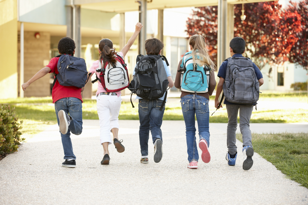 Ragazzi che tornano a scuola