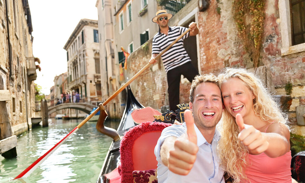 Coppia di turisti felice in gondola