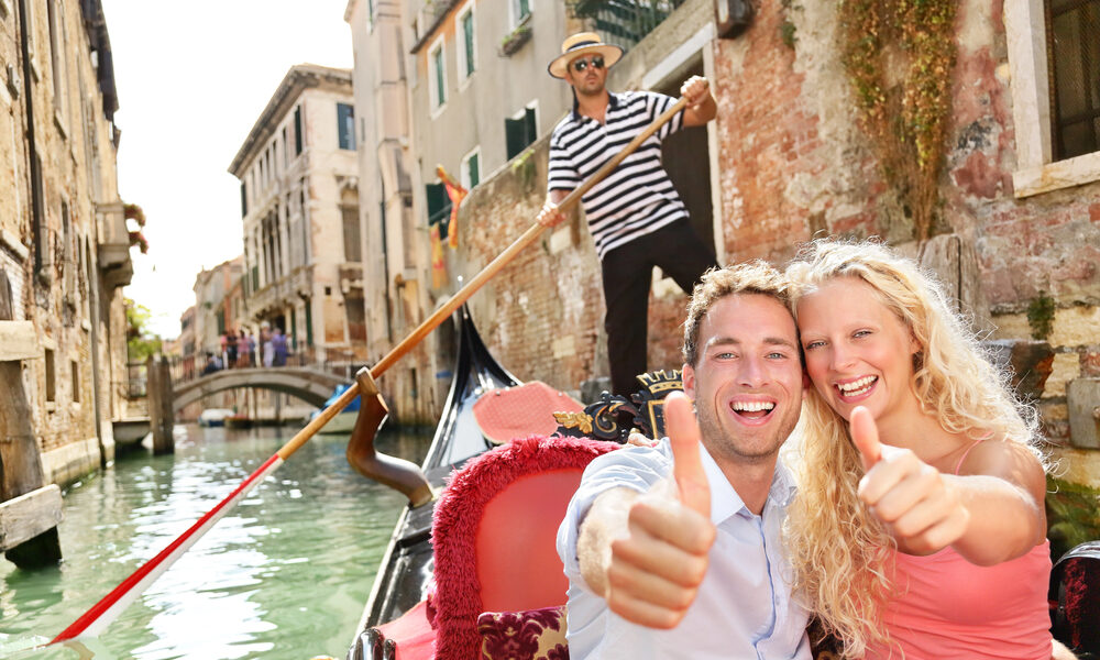 Coppia di turisti felice in gondola