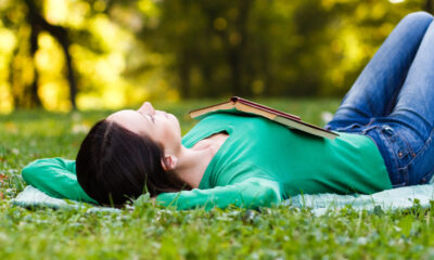 Giovane donna al parco