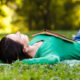 Giovane donna al parco