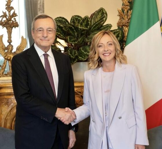 L’ex premier Mario Draghi (a sinistra) con il suo successore a Palazzo Chigi Giorgia Meloni (a destra)