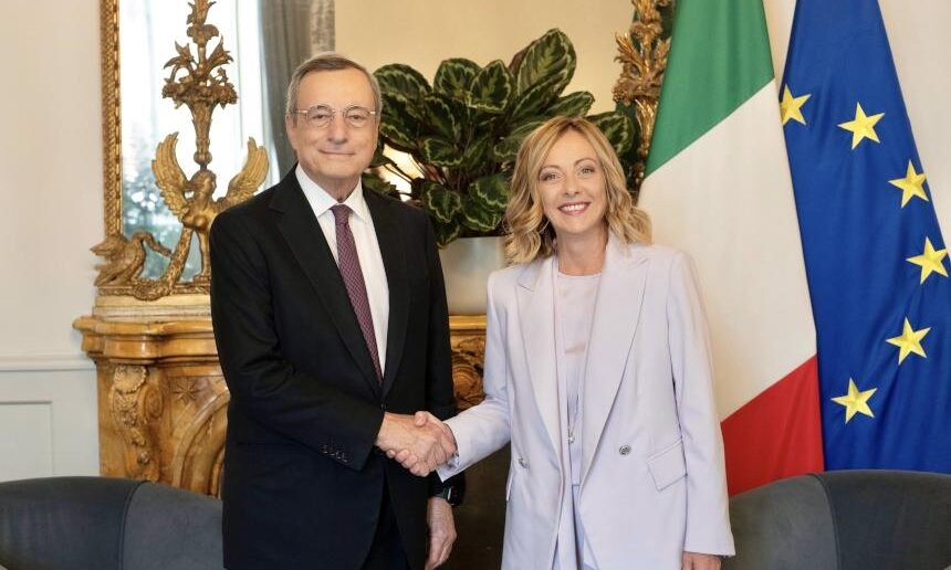 L’ex premier Mario Draghi (a sinistra) con il suo successore a Palazzo Chigi Giorgia Meloni (a destra)