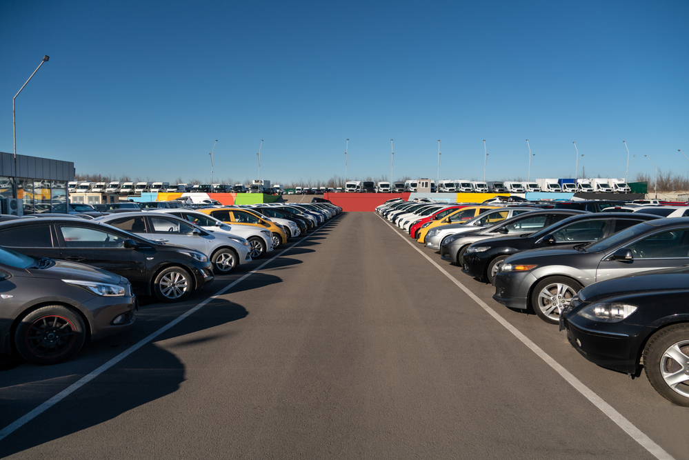 Piazzale con automobili