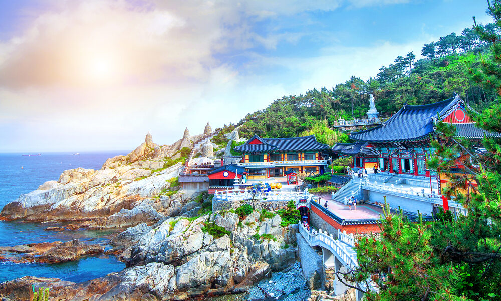 Tempio di Haedong Yonggungsa e mare di Haeundae a Busan, Corea del Sud