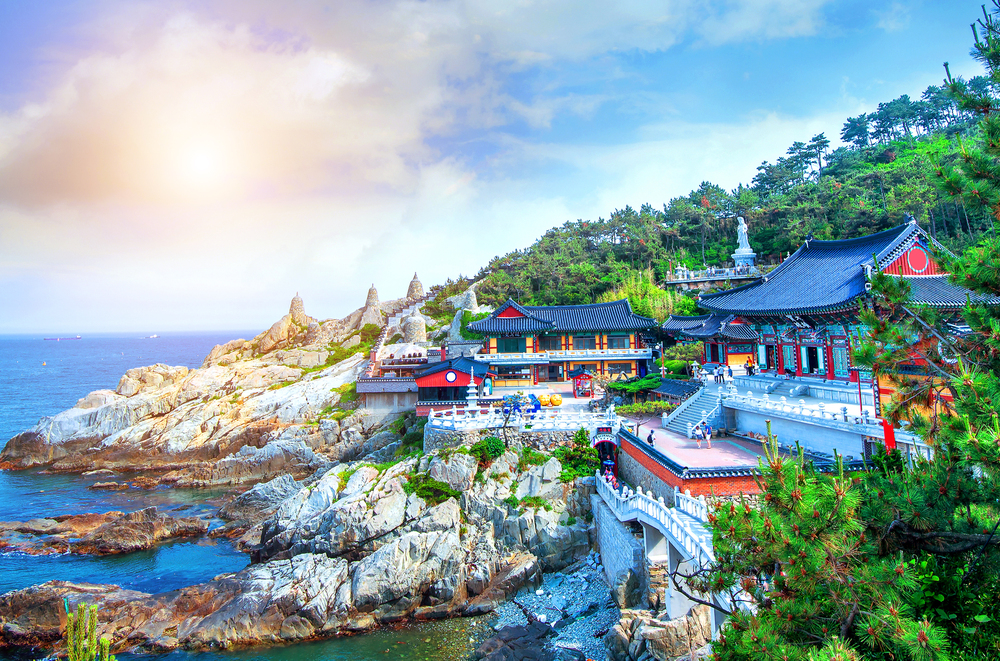 Tempio di Haedong Yonggungsa e mare di Haeundae a Busan, Corea del Sud