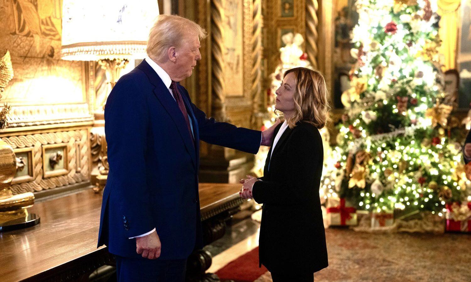 Il Presidente del Consiglio, Giorgia Meloni, incontra a Mar a Lago il Presidente eletto degli Stati Uniti d'America, Donald Trump.