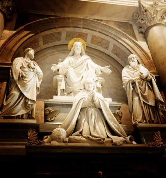 Una scultura nella basilica di San Pietro Gesù