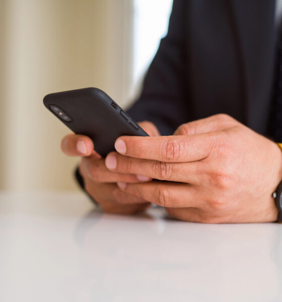Mani di un uomo con smartphone