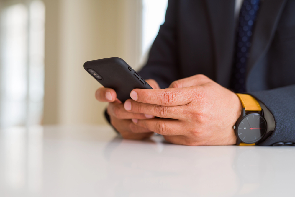 Mani di un uomo con smartphone