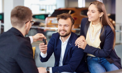 Coppia che acquista un'automobile
