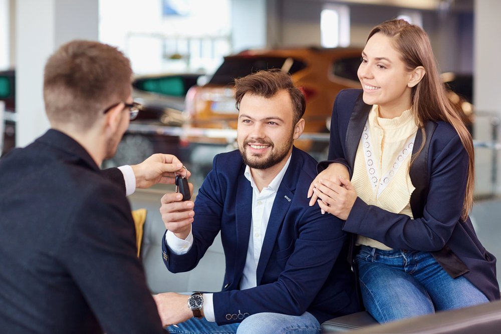 Coppia che acquista un'automobile